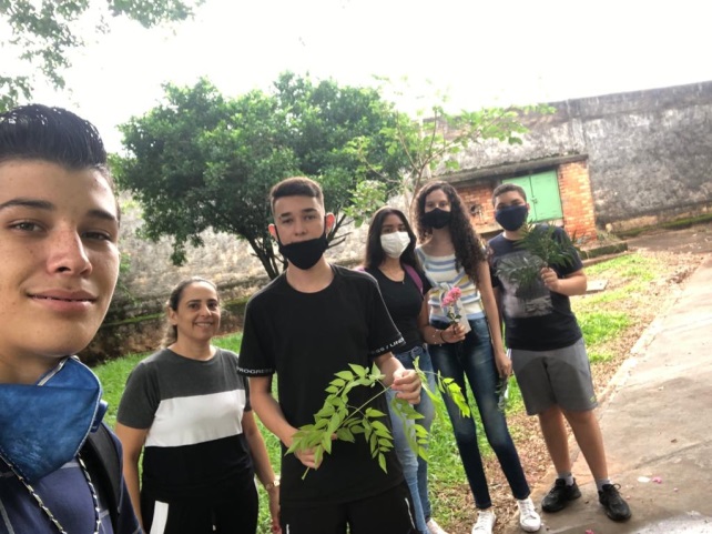 Registro fotográfico dos alunos Paulo, Lorraine, Isabela, Gabriel e Deivid com a professora Ana (voluntária do projeto)